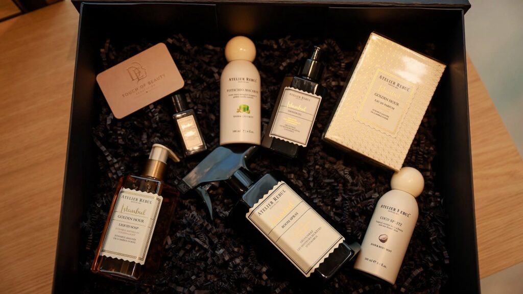 Geopende Atelier Rebul cadeaubox met verzorgingsproducten van Touch of Beauty