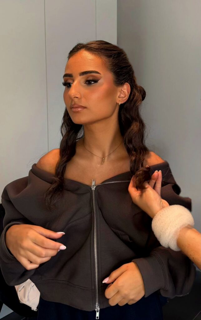 Visagiste werkt aan make-up en kapsel van een klante bij Touch of Beauty in Mechelen
